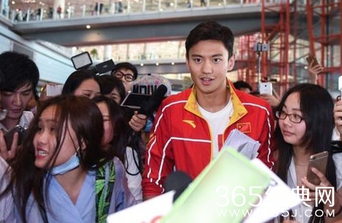 坑队友 傅园慧抵京遭围堵：去找宁泽涛吧