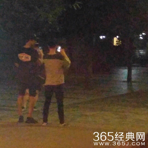 张艺兴抓小精灵