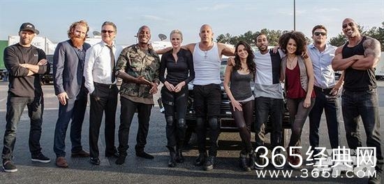 《速8》晒剧组主演大合影 预告将于12月发布