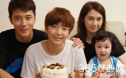 洪欣女儿献吻哥哥 网友送上祝福“基因好强大”