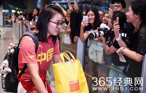 坑队友 傅园慧抵京遭围堵：去找宁泽涛吧