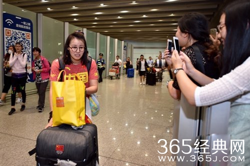 坑队友 傅园慧抵京遭围堵：去找宁泽涛吧