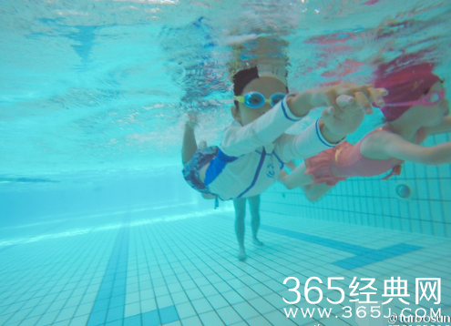 孙俪晒2岁女儿游泳照 小花妹妹变身“美人鱼”