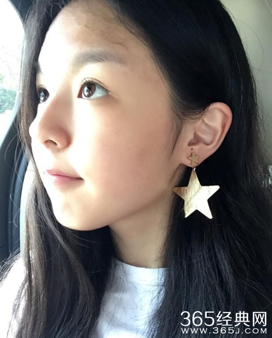 李咏女儿晒侧颜美照 长发大眼甜美可人
