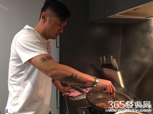 余文乐下厨煎牛排 网友喊话周冬雨来吃饭