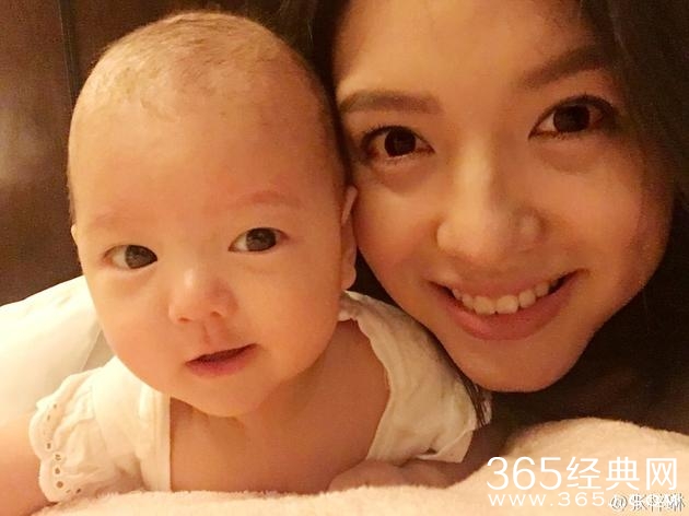 张梓琳女儿撑破衣服 被妈妈调侃是胖妹