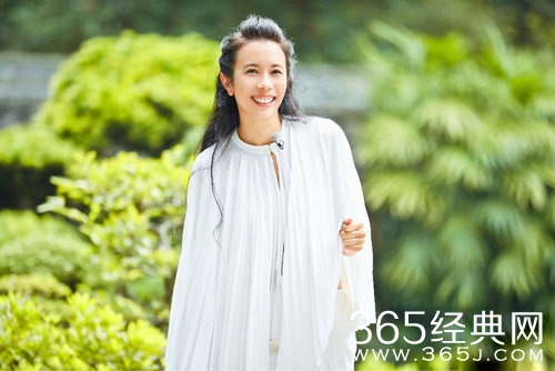莫文蔚清新亮相成都 白衣飘飘尽显优雅气质