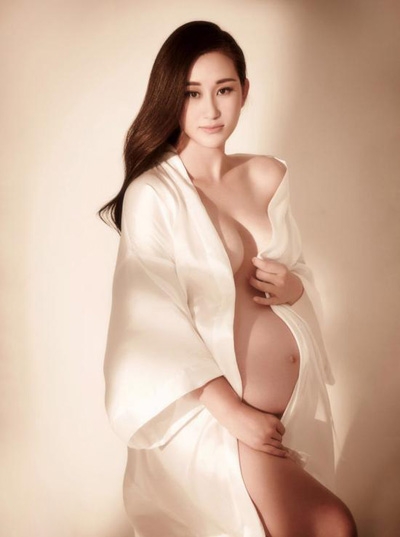 赵文卓夫妇曝大尺度孕照 双双秀劲爆身材