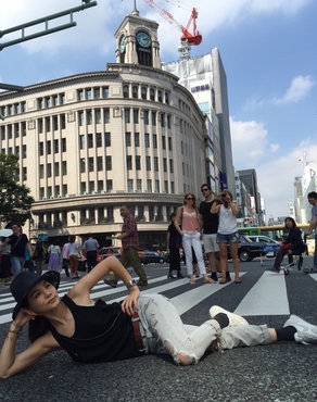 秀恩爱受不了 Ella和老公街头玩背背乐