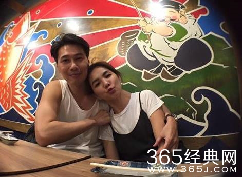 秀恩爱受不了 Ella和老公街头玩背背乐