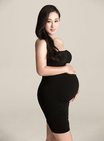 赵文卓夫妇曝大尺度孕照 双双秀劲爆身材