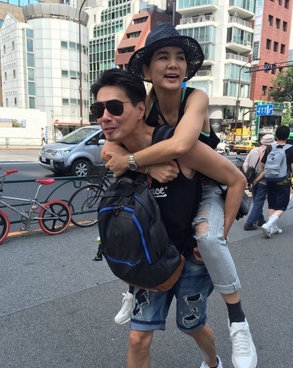 秀恩爱受不了 Ella和老公街头玩背背乐