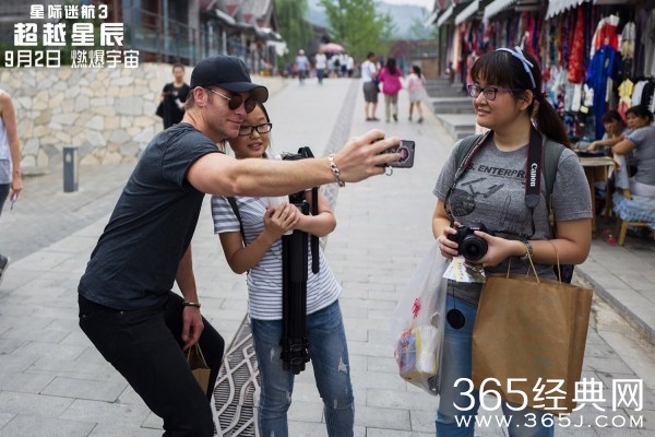 《星际3》主创探索长城 柯克舰长率队登顶