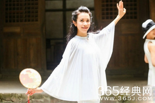 莫文蔚清新亮相成都 白衣飘飘尽显优雅气质