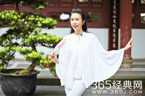 莫文蔚清新亮相成都 白衣飘飘尽显优雅气质