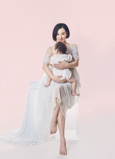 刘璇携子拍温情大片 支持母乳喂养