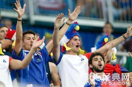 法国撑杆跳名将领奖时流泪 连遭巴西观众喝倒彩