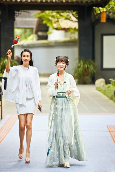 莫文蔚清新亮相成都 白衣飘飘尽显优雅气质