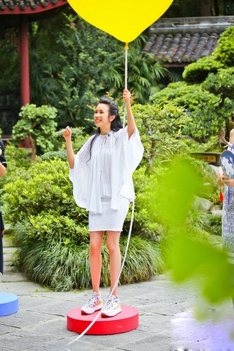 莫文蔚清新亮相成都 白衣飘飘尽显优雅气质