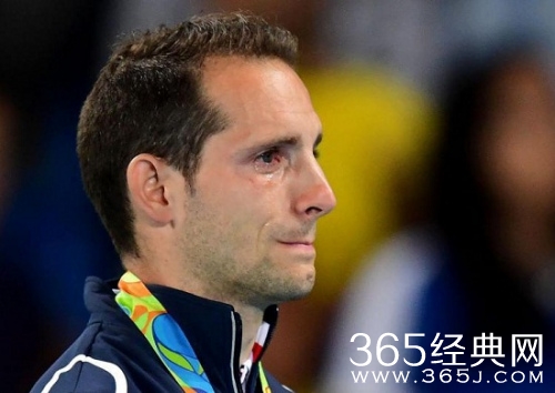 法国撑杆跳名将领奖时流泪 连遭巴西观众喝倒彩