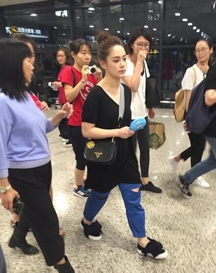 阿娇扎丸子头机场被围堵 惨被拍成一米三