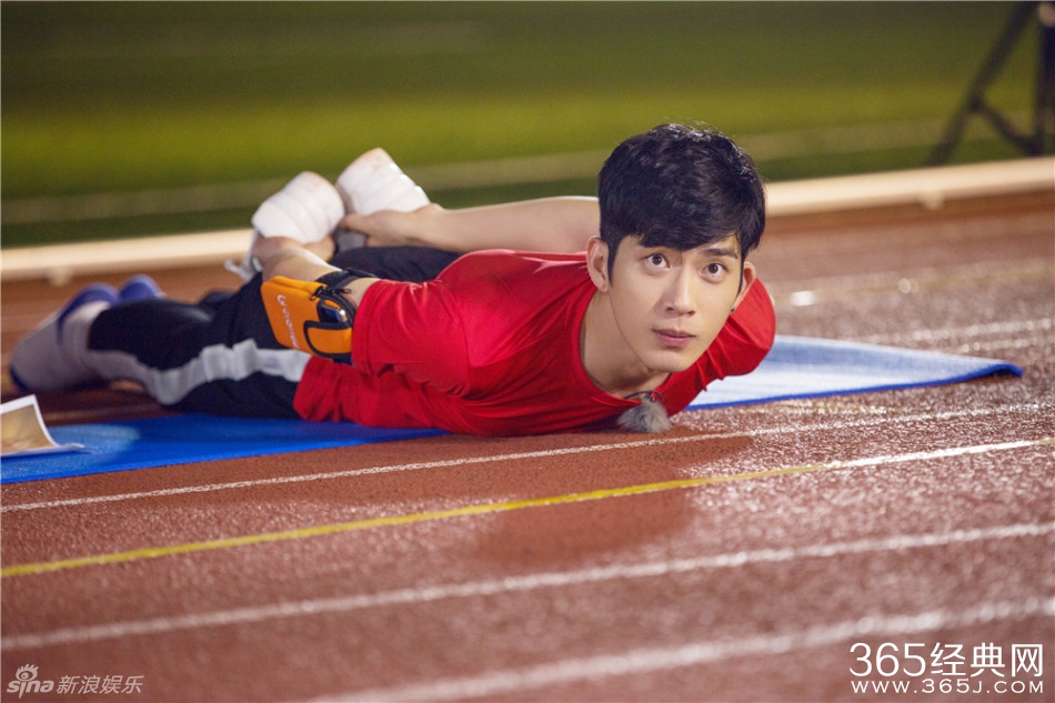 井柏然变最帅服务生 秀语言魅力展反差萌