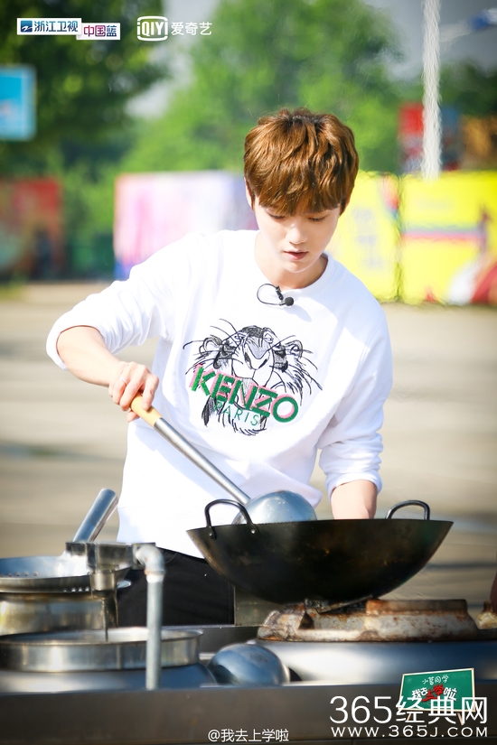 《上学啦》鹿晗大张伟厨艺争霸 颠勺用尽洪荒之力