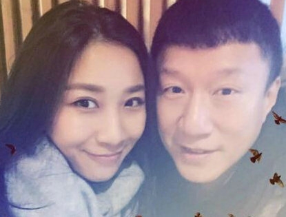 孙红雷罕见秀恩爱 与老婆牵手比心撒狗粮