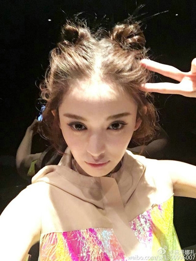 柳岩可爱哪吒头健身 盘点女星们梳双丸子头谁最萌