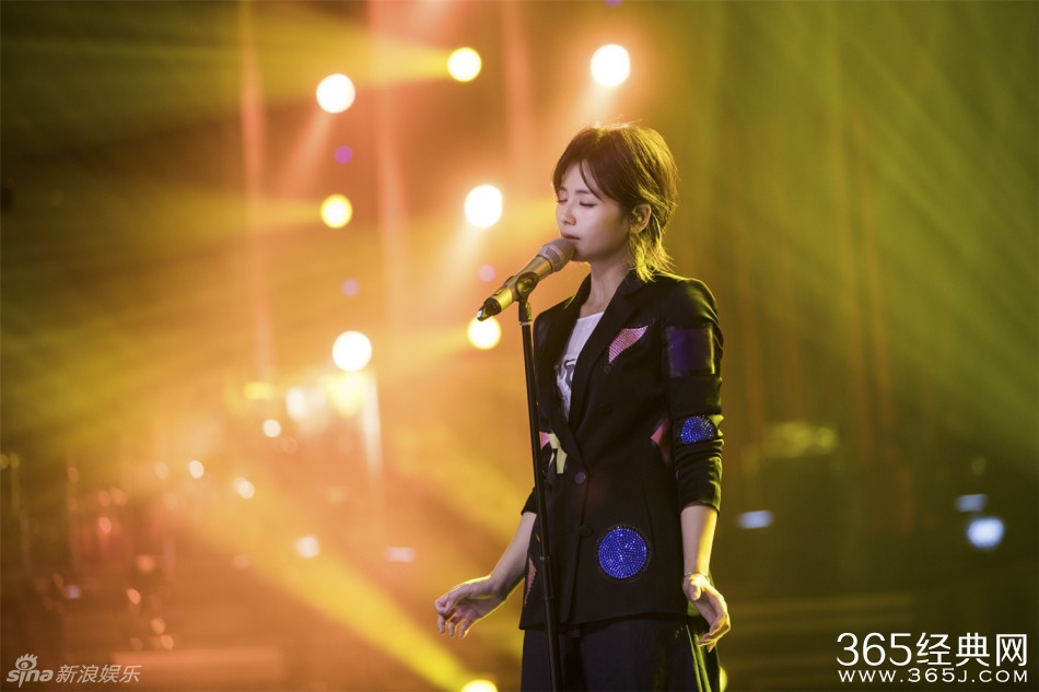 刘涛身着流苏鱼尾连衣裙 薛之谦助力夺王