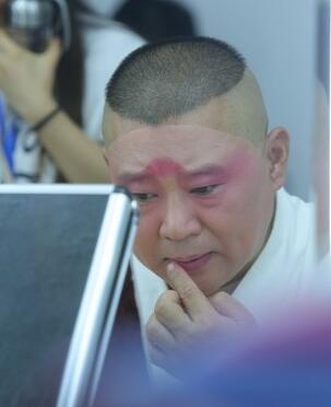 郭德纲压轴表演京剧 自谦唱戏说相声水平一般