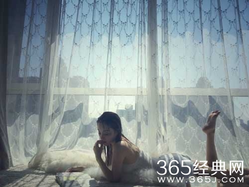 李小璐穿吊带睡衣趴着看书 身材曼妙凹凸有致