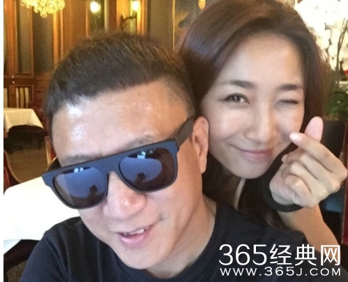 孙红雷罕见秀恩爱 与老婆牵手比心撒狗粮