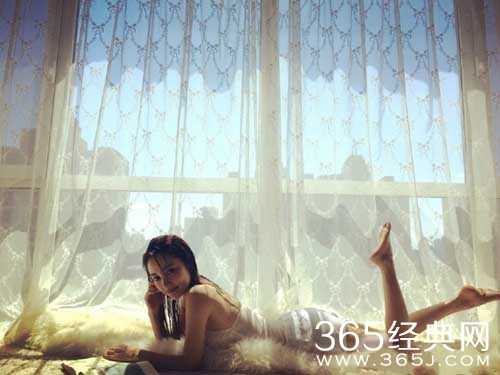 李小璐穿吊带睡衣趴着看书 身材曼妙凹凸有致