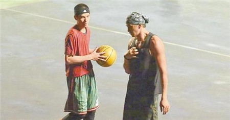 何润东大婚在即 夜里和萧敬腾打篮球变大男孩