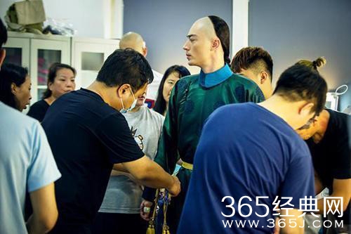 霍建华片场更衣获众人伺候 这皇上当得好气派