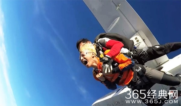 黄子韬活火山高空跳伞 成龙附体再现电影动作