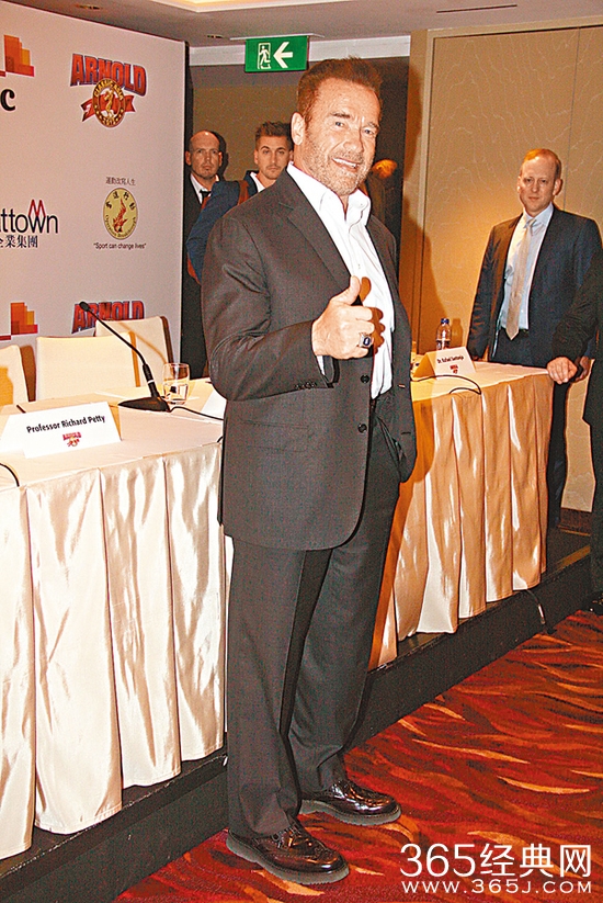 施瓦辛格赞中国体操队出色 令人大开眼界