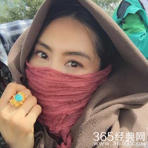 朱茵玩自拍红纱遮面 眼神灵动容颜依旧