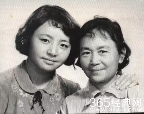 宋丹丹母亲凌晨去世 临终前母女二人一直拉着手