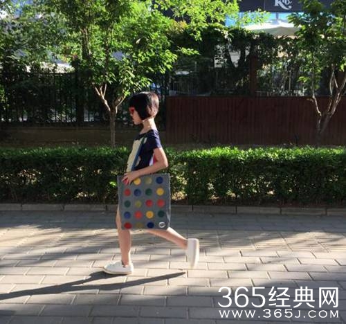 王菲母女三人街拍曝光 一家子大长腿