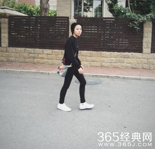 王菲母女三人街拍曝光 一家子大长腿