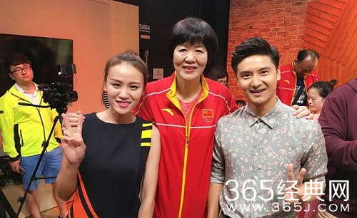 田亮携妻与中国女排合影 身高遭叶一茜调侃