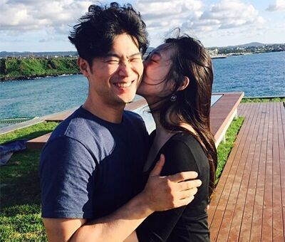 雪莉崔子日本街头约会 大方牵手深情对视