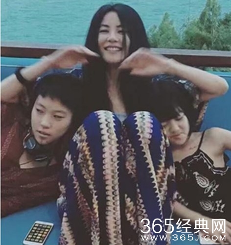 王菲母女三人街拍曝光 一家子大长腿