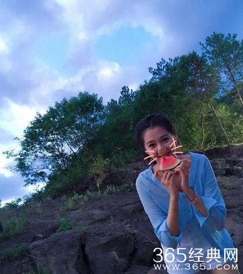 关晓彤卖萌吃西瓜 纤细大长腿实力抢镜