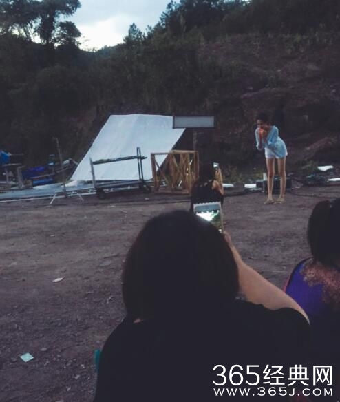 关晓彤卖萌吃西瓜 纤细大长腿实力抢镜