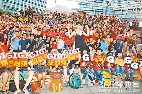 梁咏琪面对歌迷不离不弃：唱歌会哭出来