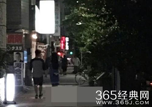 雪莉崔子日本街头约会 大方牵手深情对视