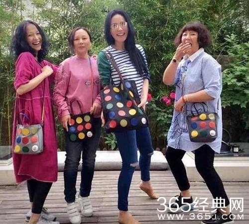 王菲母女三人街拍曝光 一家子大长腿